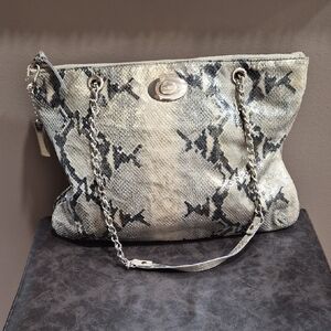 Elegant Snakeskin Patterned Shoulder Bag